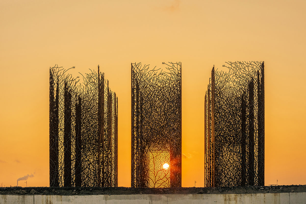 Field Conforming Studio устанавливает стальную скульптуру с девятью полыми колоннами в Таншане