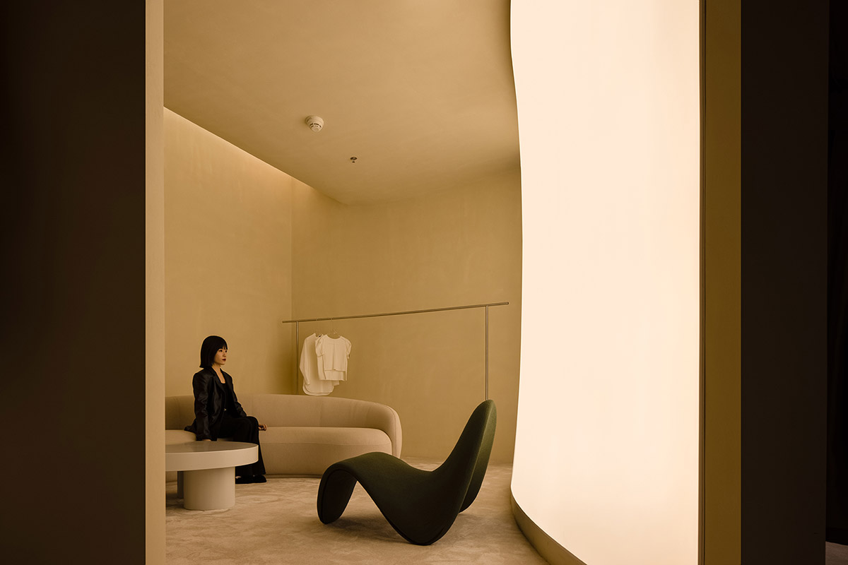 AD ARCHITECTURE designs store with light yellow curved walls that create comfort and softness 