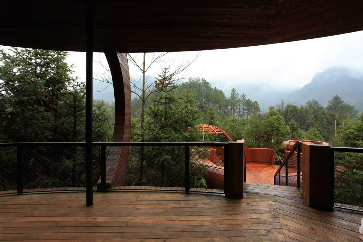 Atelier Design Continuum's ufo-themed holiday villa landed on the lush forest in Huangshan City