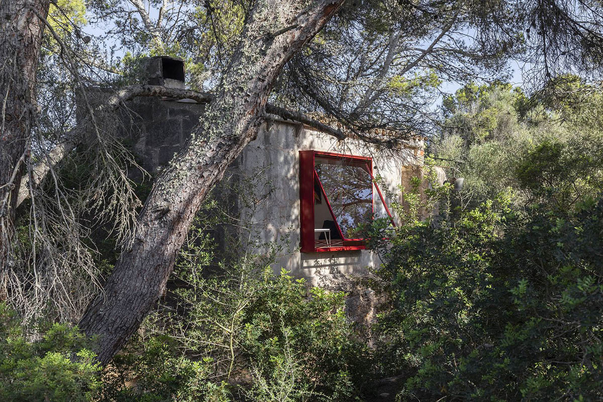 Mariana de Delás converts disused structure into an escape home within a Spanish pine yard 