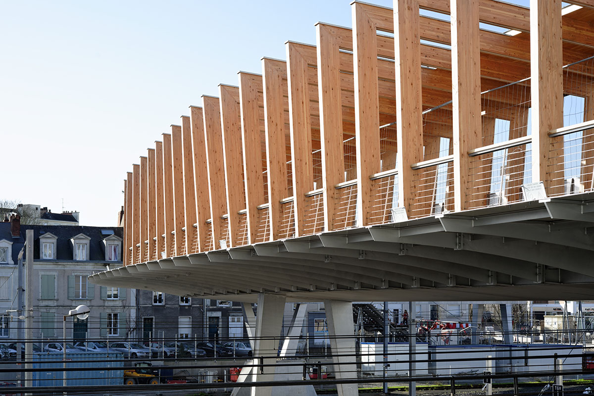 Dietmar Feichtinger Architectes designs curvy bridge made of laminated wood beams in Angers, France