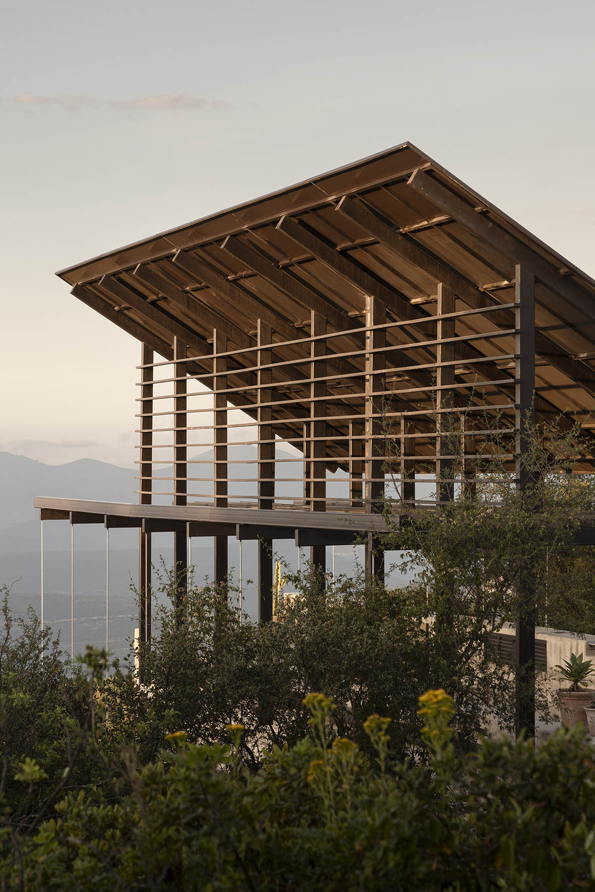 Espina Pavilion embraces structural and visual balance with minimal footprint on Mexican hills 