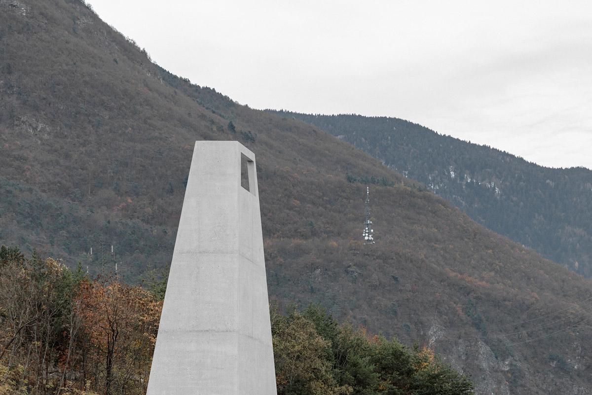 Un impianto sportivo di MoDusArchitects fa una dichiarazione audace con la sua torre faro a Posen, in Italia 