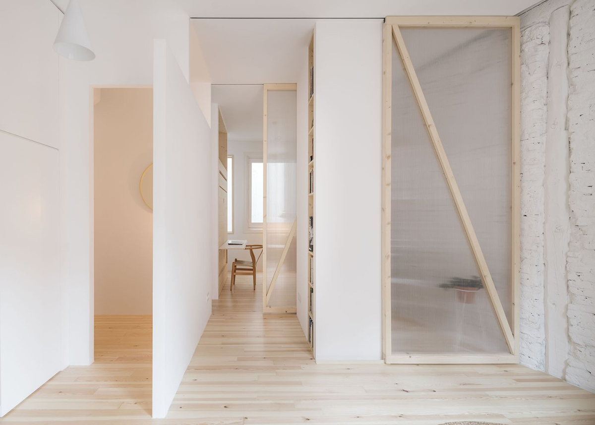 P+S Estudio de Arquitectura renovates Madrid's old apartment with moveable polycarbonate walls 