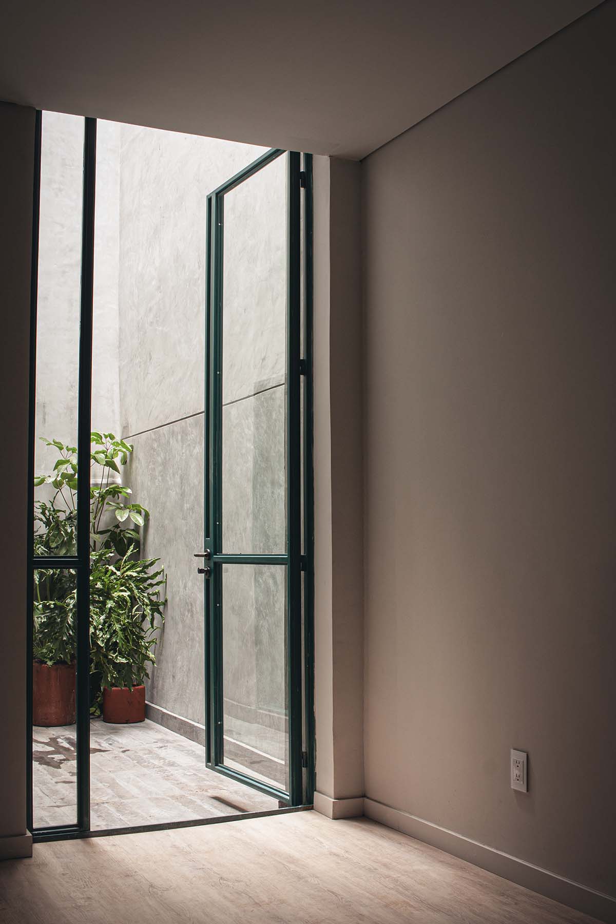 AMASA Estudio renovates 1940s house with green tones and central skylight in Mexico