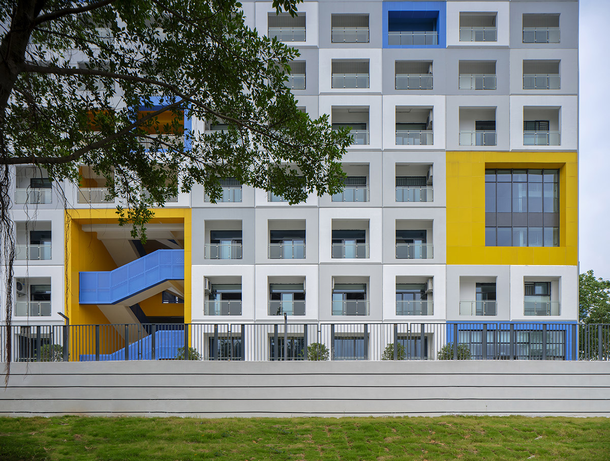 Crossboundaries completes colourful Jinlong prefab school in Shenzhen