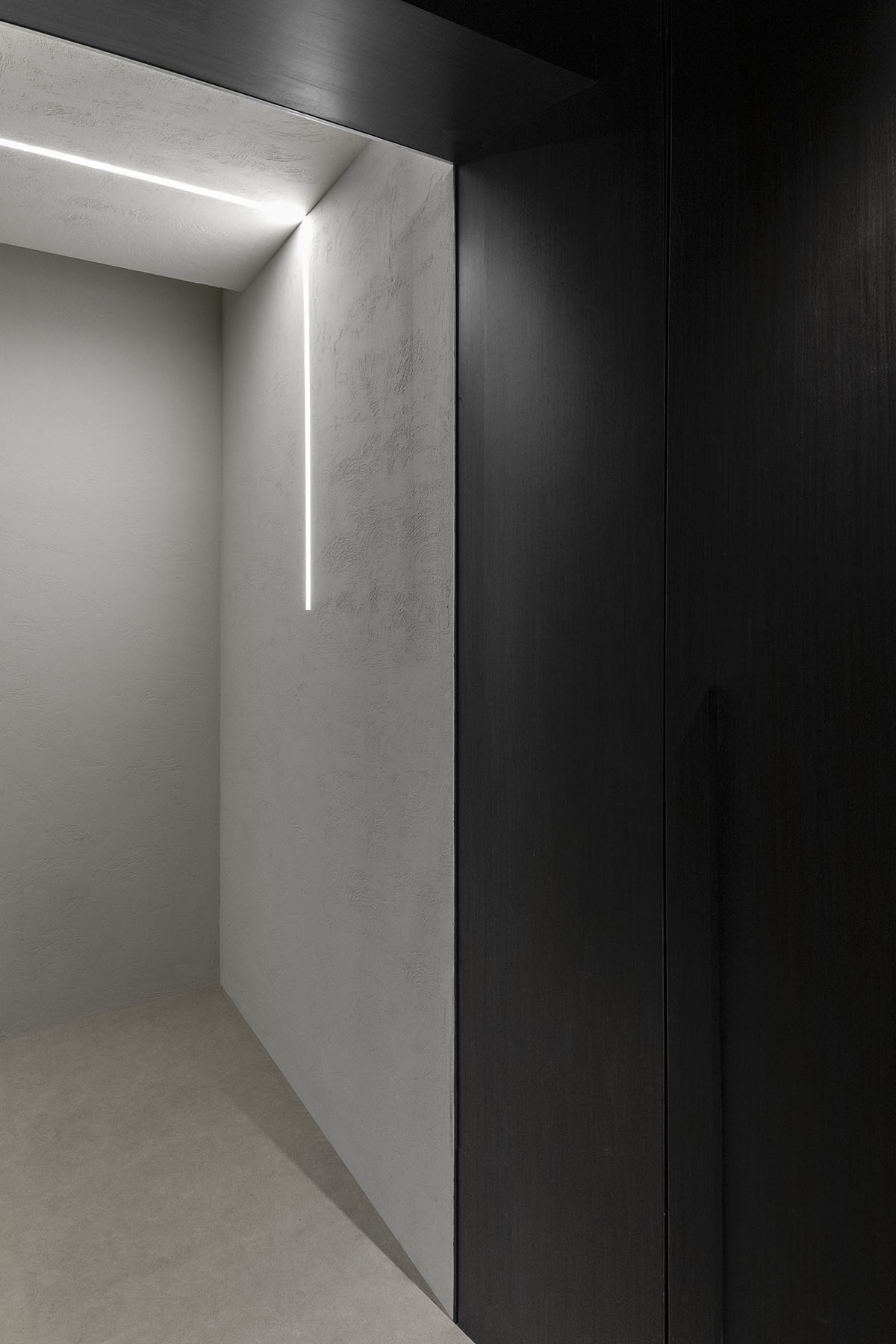 Atelier Right Hub designs hair salon with continuous mirrored surfaces in Hangzhou