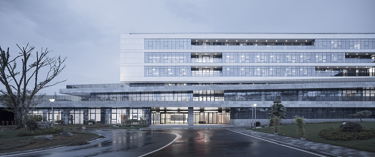 UAD completes office building with shifted platforms in Zhejiang