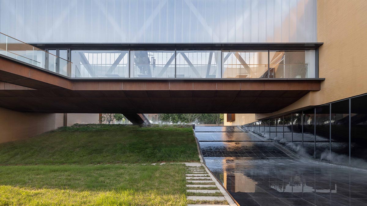 Linear placement of earth-toned walls choreographs a serene hotel by Studio A+ in China 