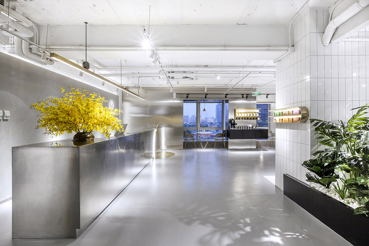 Towodesign uses metallic colors and golden pieces to create a retro atmosphere for this health store