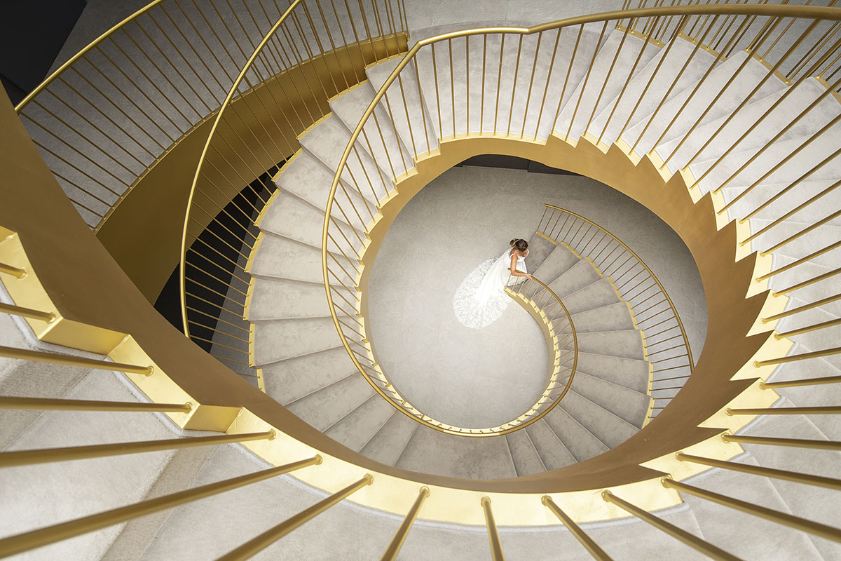 Pablo Muñoz Payá Arquitectos converts old industrial building into bridal store with golden interior