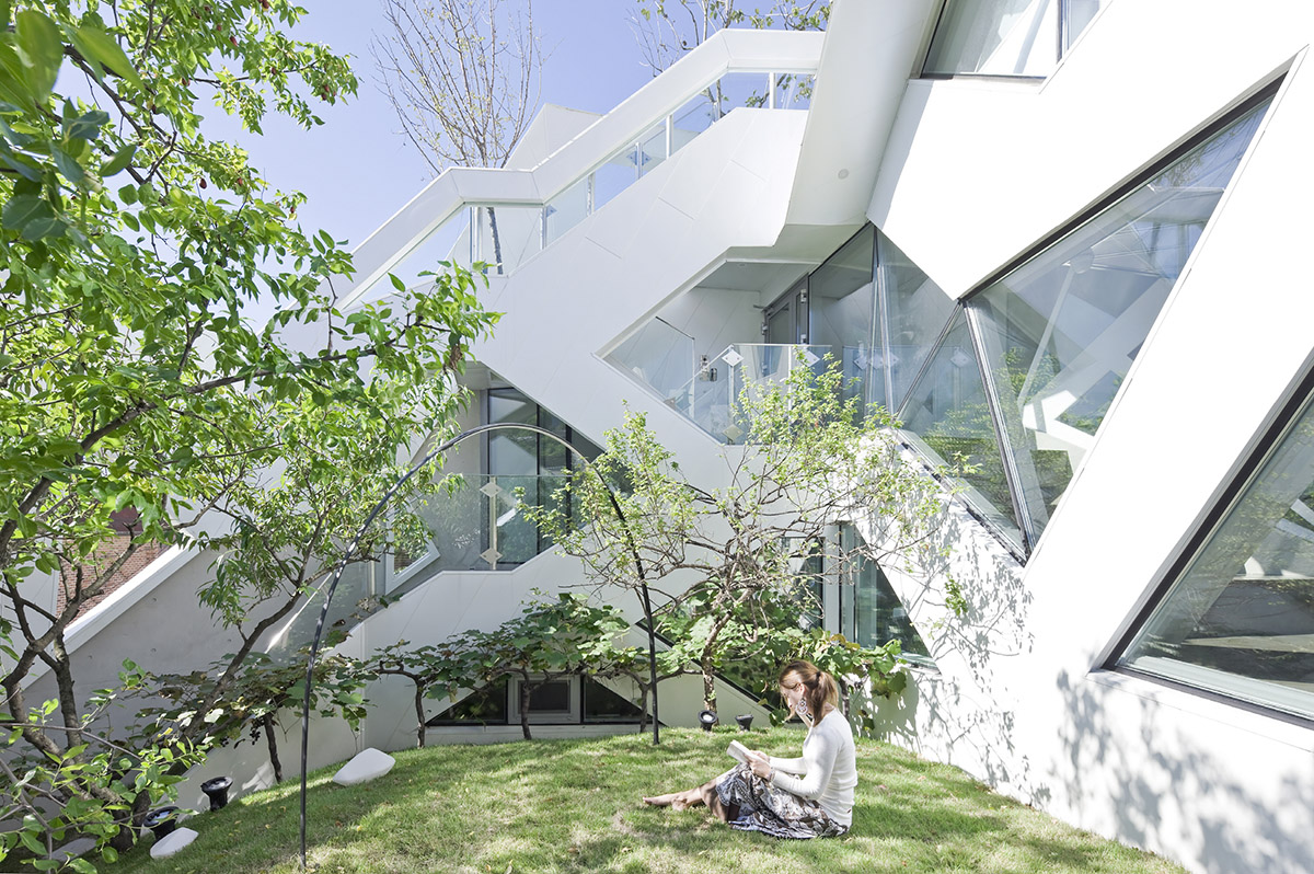 HyoMan Kim sets this polyhedron house on Bukhansan mountaintop to create climbable white petal