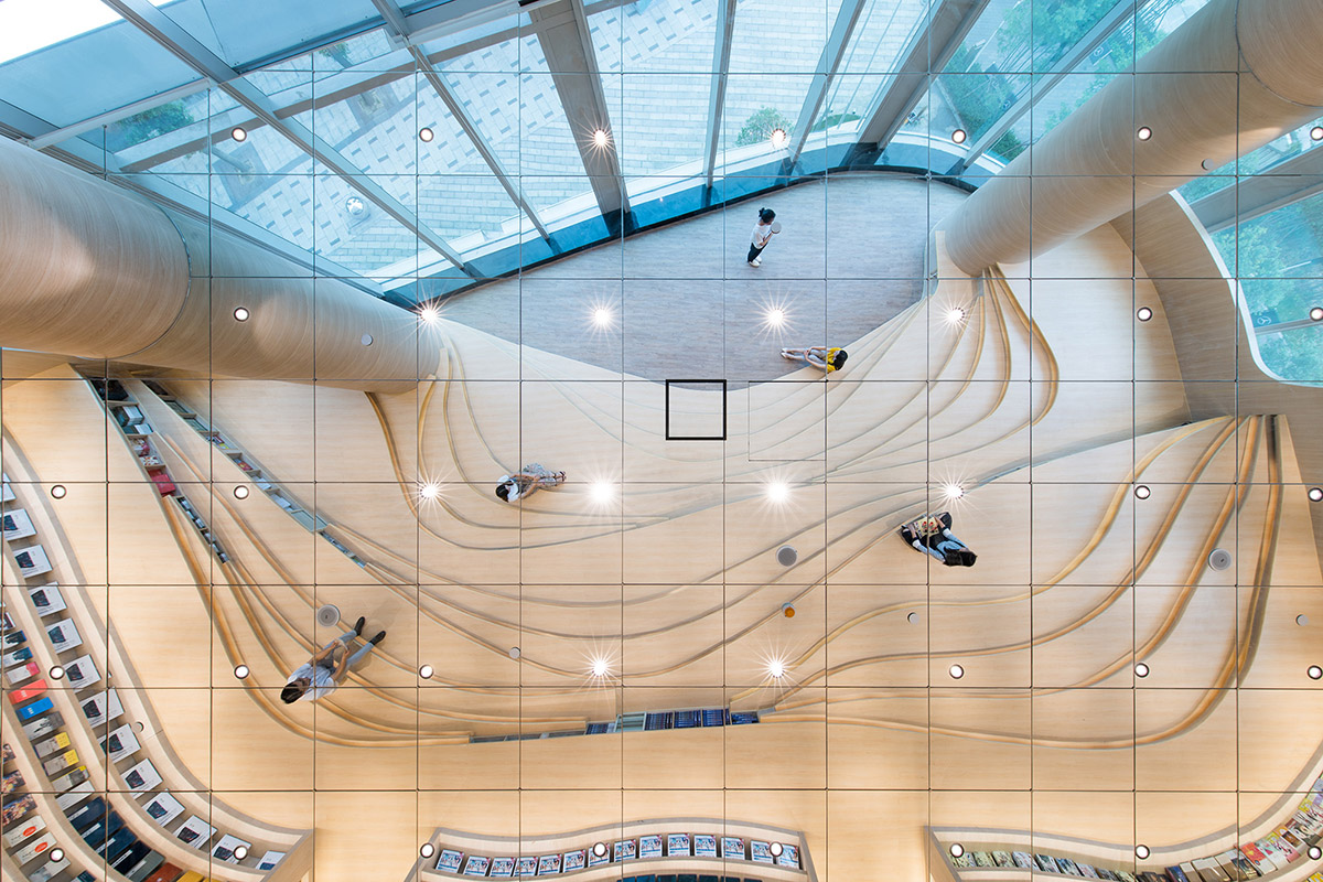 X+Living creates undulating walls and colourful interior for Chengdu Zhongshuge bookstore in China