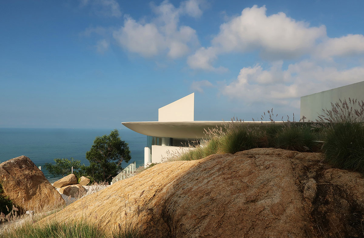 3andwich Design / He Wei Studio built circular library featuring a rooftop pool in China