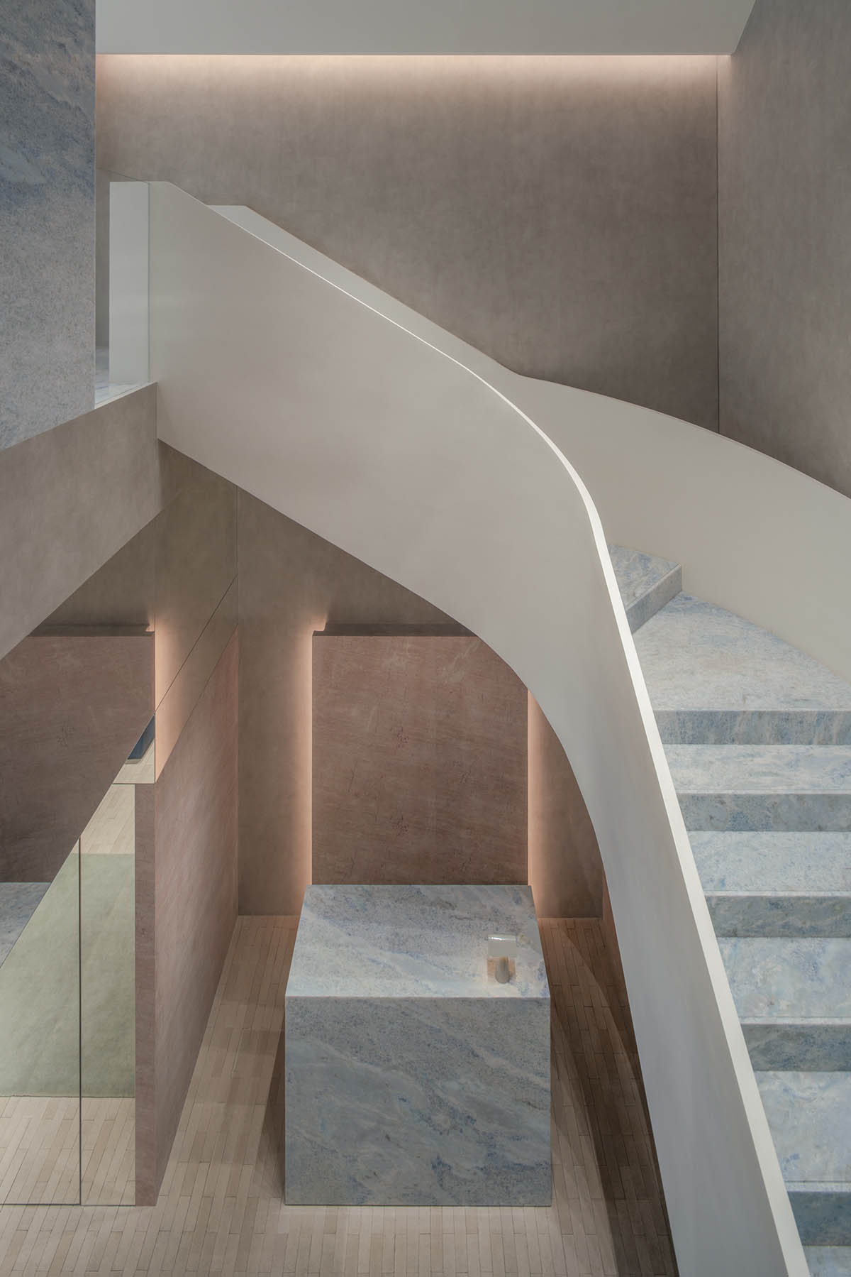 Shanghai store by Sò Studio unfolds surprises through the richness of materials, colors and props 