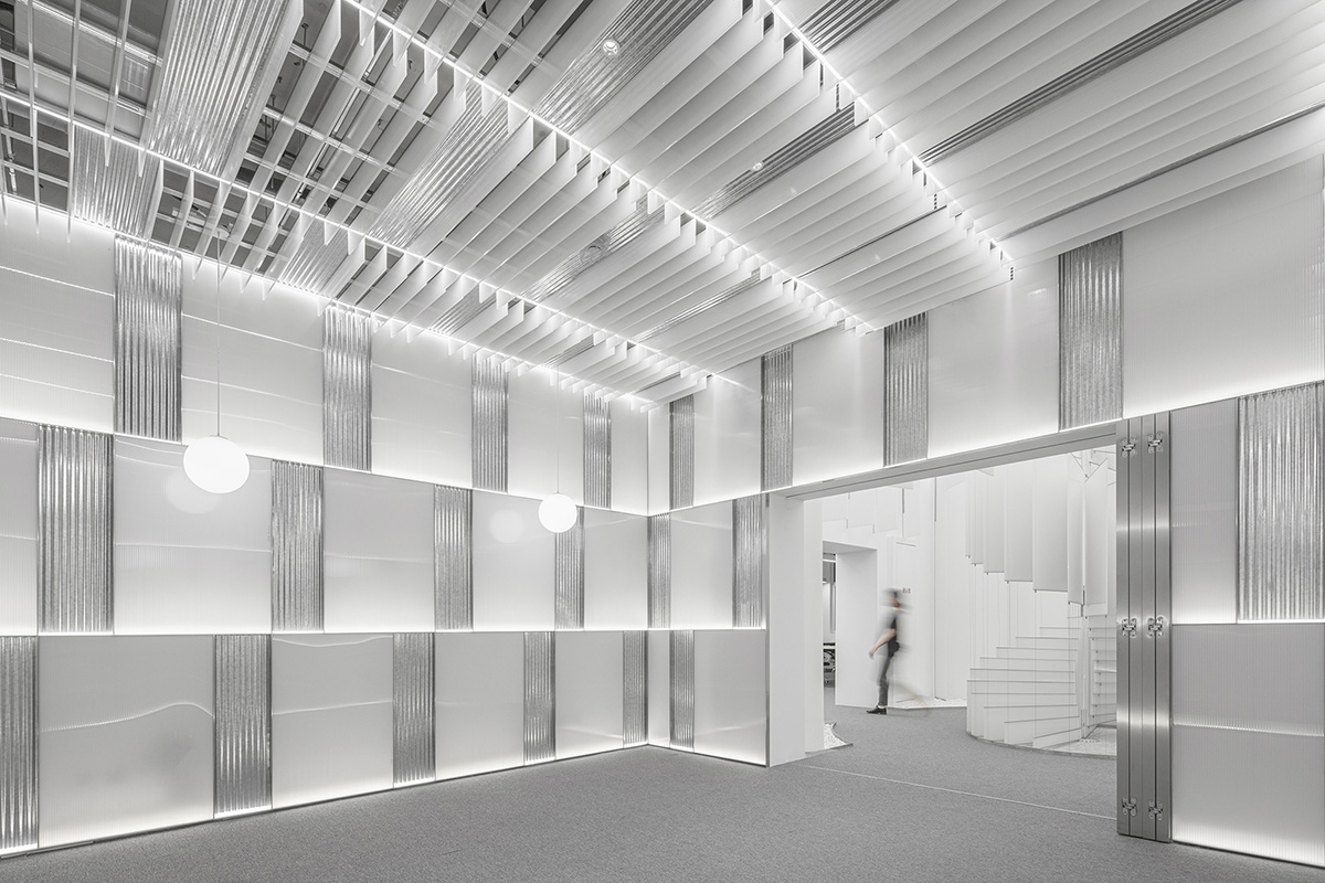 AtelierTree wraps Cyber White Garden Office with white-washed and sharp-cut elements in Beijing