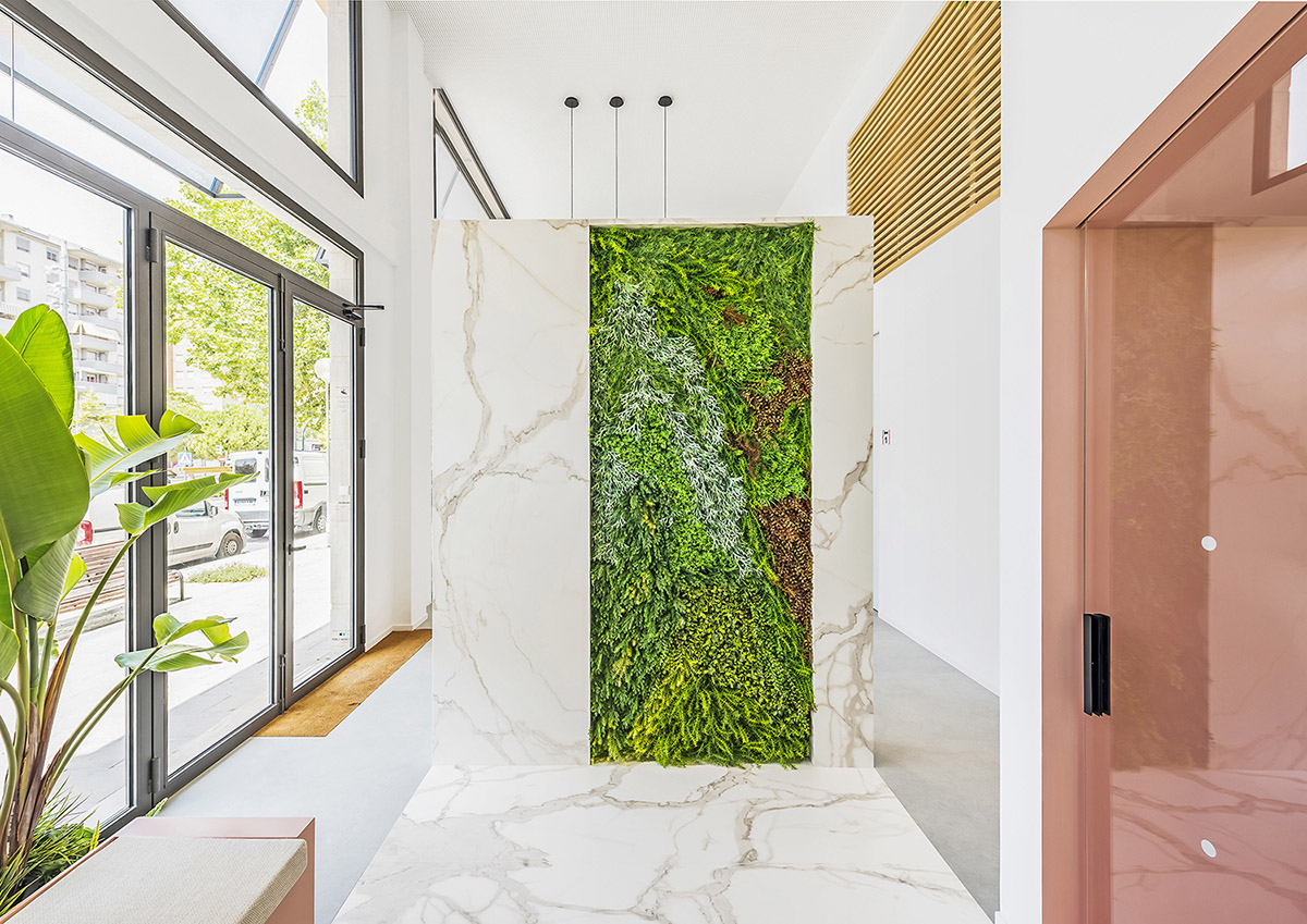 Pablo Muñoz Payá Arquitectos completes Comisura Dental Surgery with bright and colorful interiors