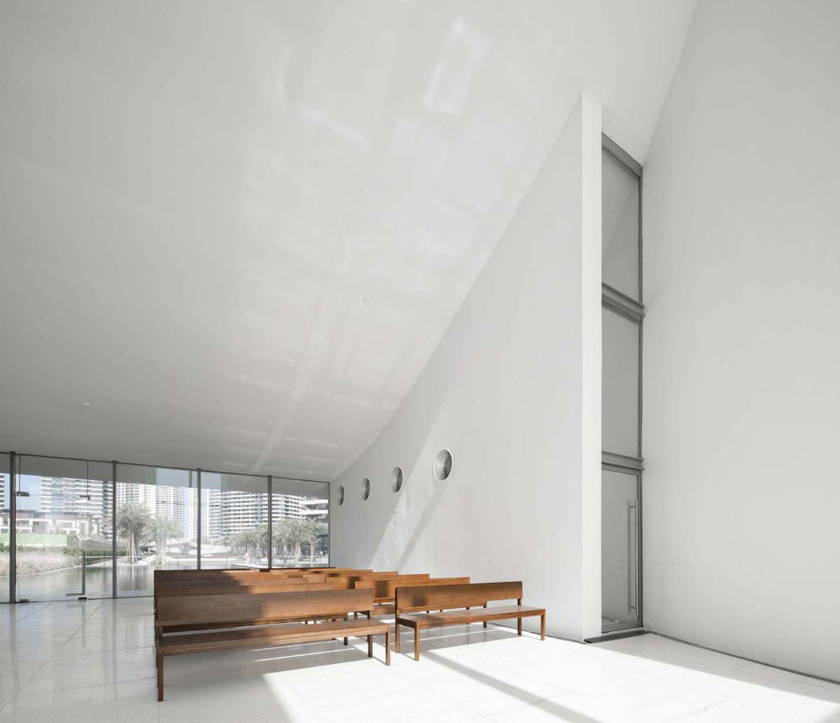 O-office Architects designs curvy chapel that opens up a vertical window to the seaside in Shanwei