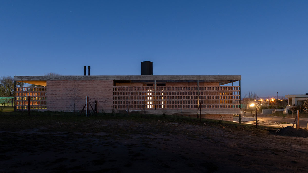 FLV Arquitectura completes private residence with brick shell in Cordoba
