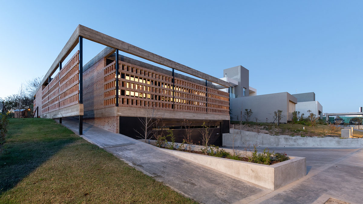 FLV Arquitectura completes private residence with brick shell in Cordoba