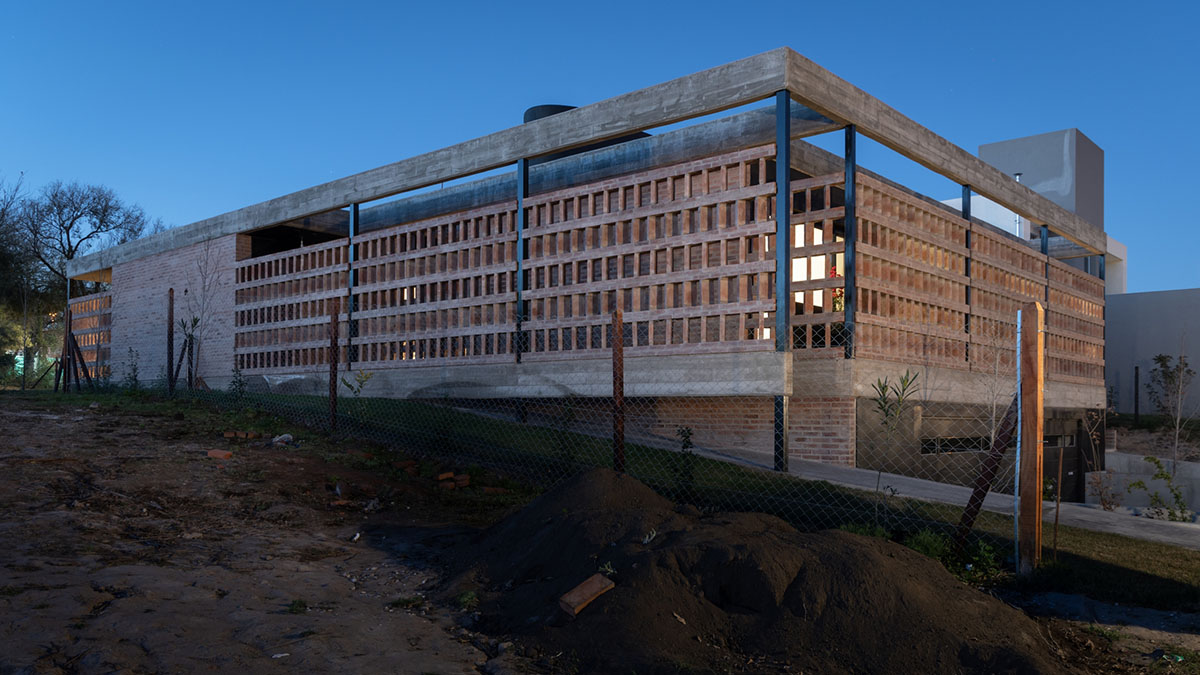 FLV Arquitectura completes private residence with brick shell in Cordoba