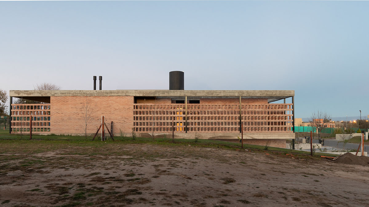 FLV Arquitectura completes private residence with brick shell in Cordoba