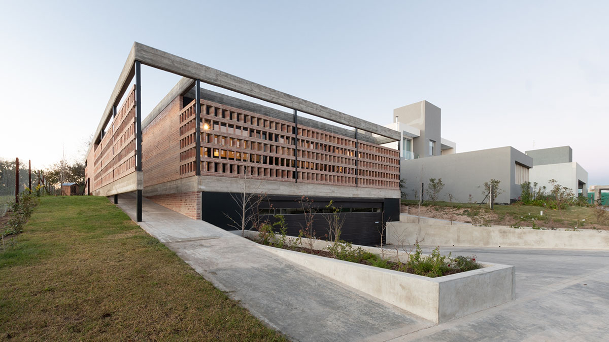 FLV Arquitectura completes private residence with brick shell in Cordoba