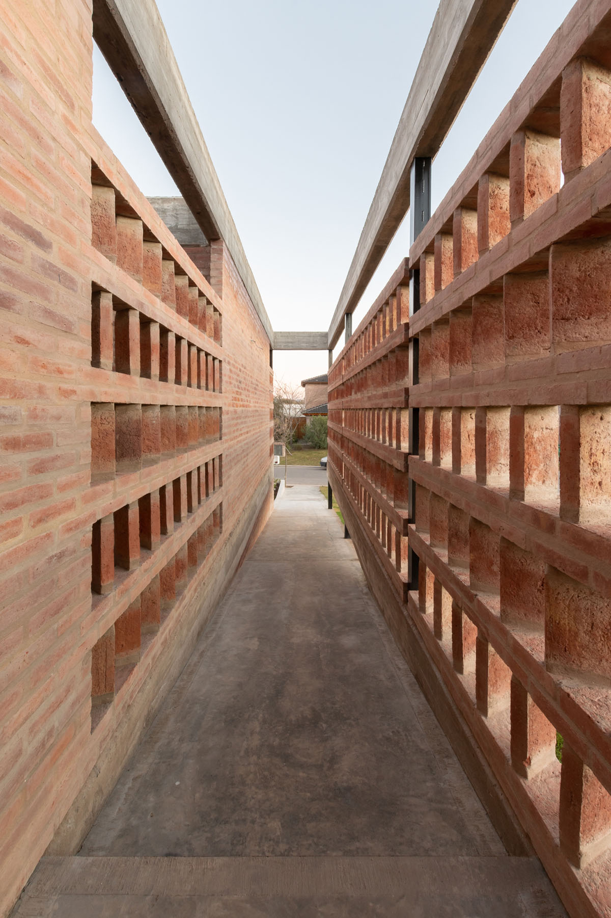 FLV Arquitectura completes private residence with brick shell in Cordoba