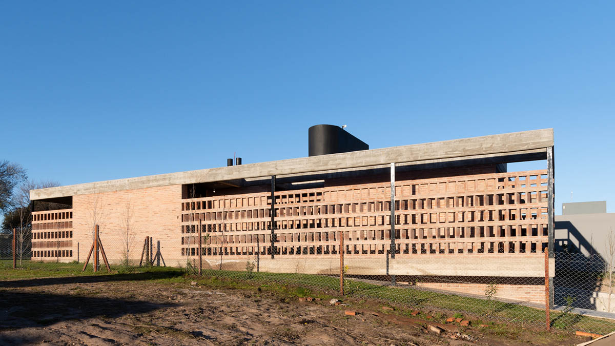 FLV Arquitectura completes private residence with brick shell in Cordoba