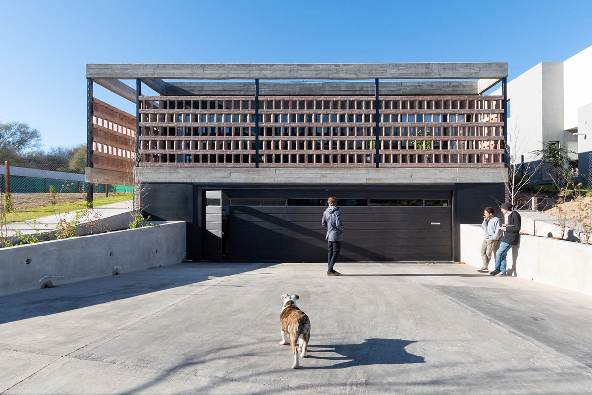 FLV Arquitectura completes private residence with brick shell in Cordoba