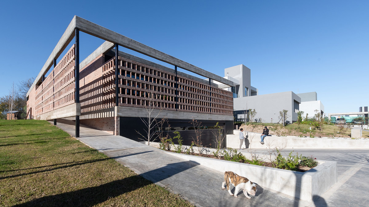 FLV Arquitectura completes private residence with brick shell in Cordoba