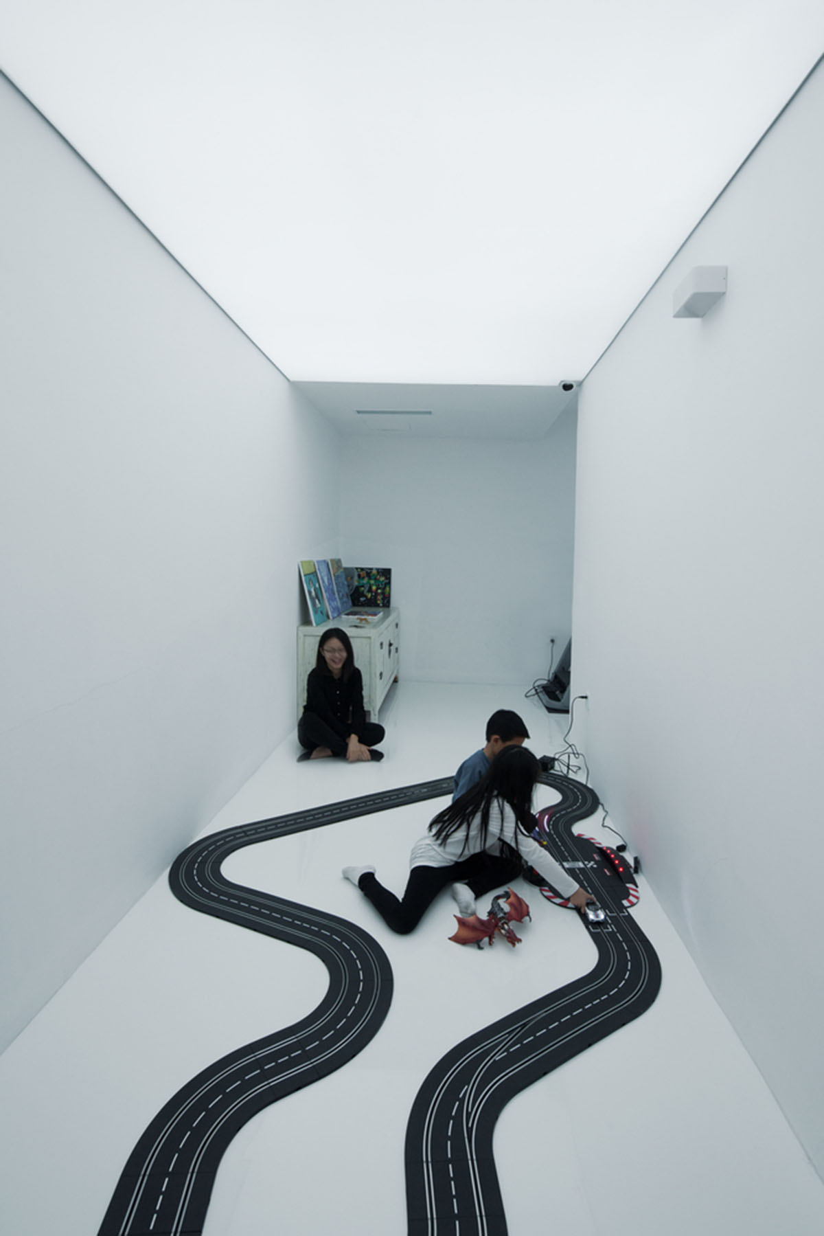 reMIX Studio combines new program of all-white extension with continuous circulation in Beijing