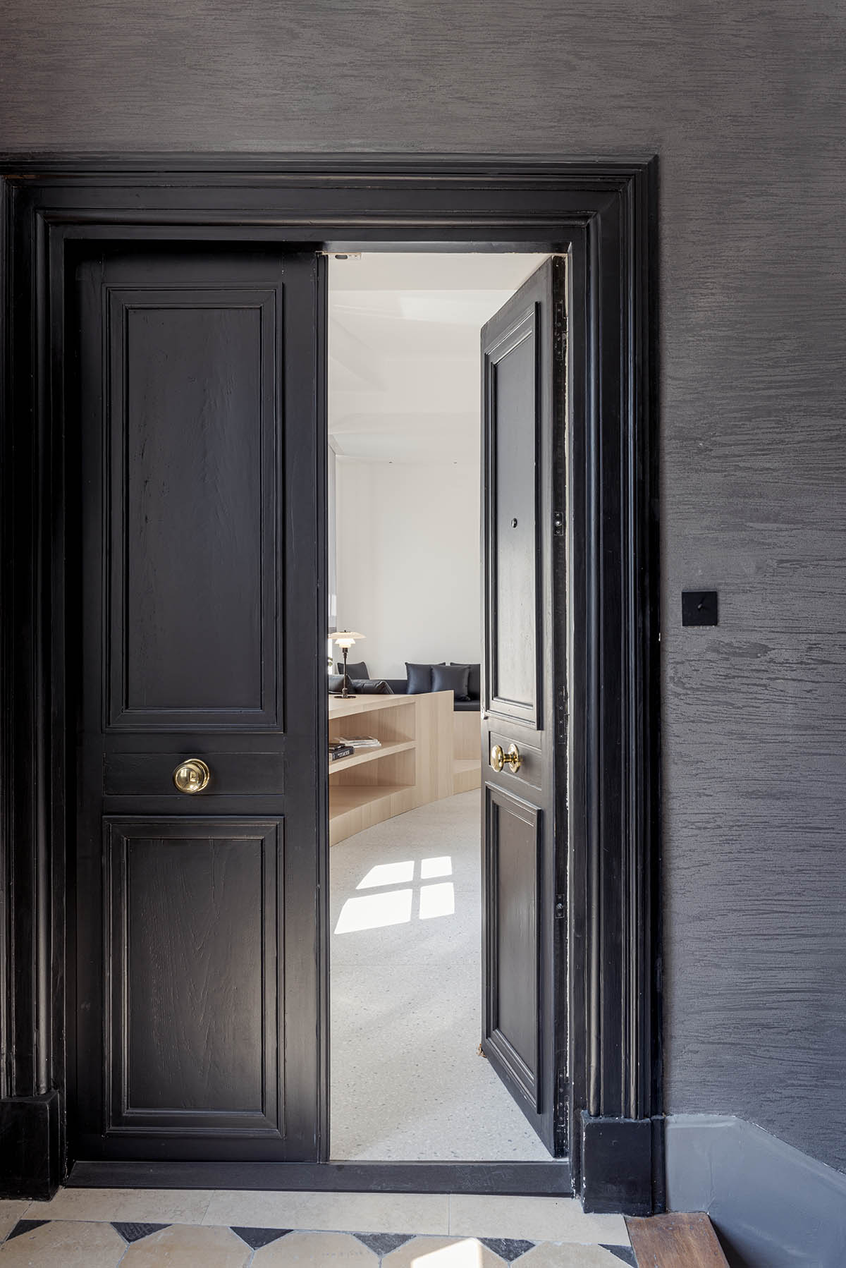 noa* converts 18th century hotel in Paris into an apartment with curved lines and scent of wood