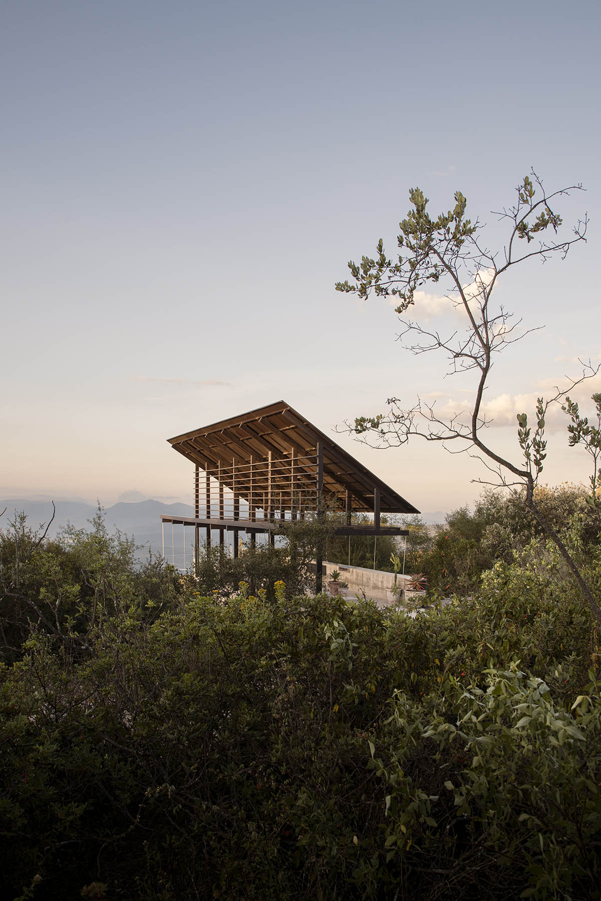 Espina Pavilion embraces structural and visual balance with minimal footprint on Mexican hills 