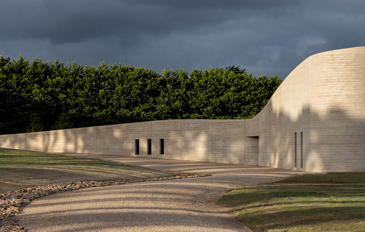 Wood Marsh translates topography lines into snake-like Peninsula House in Australia 