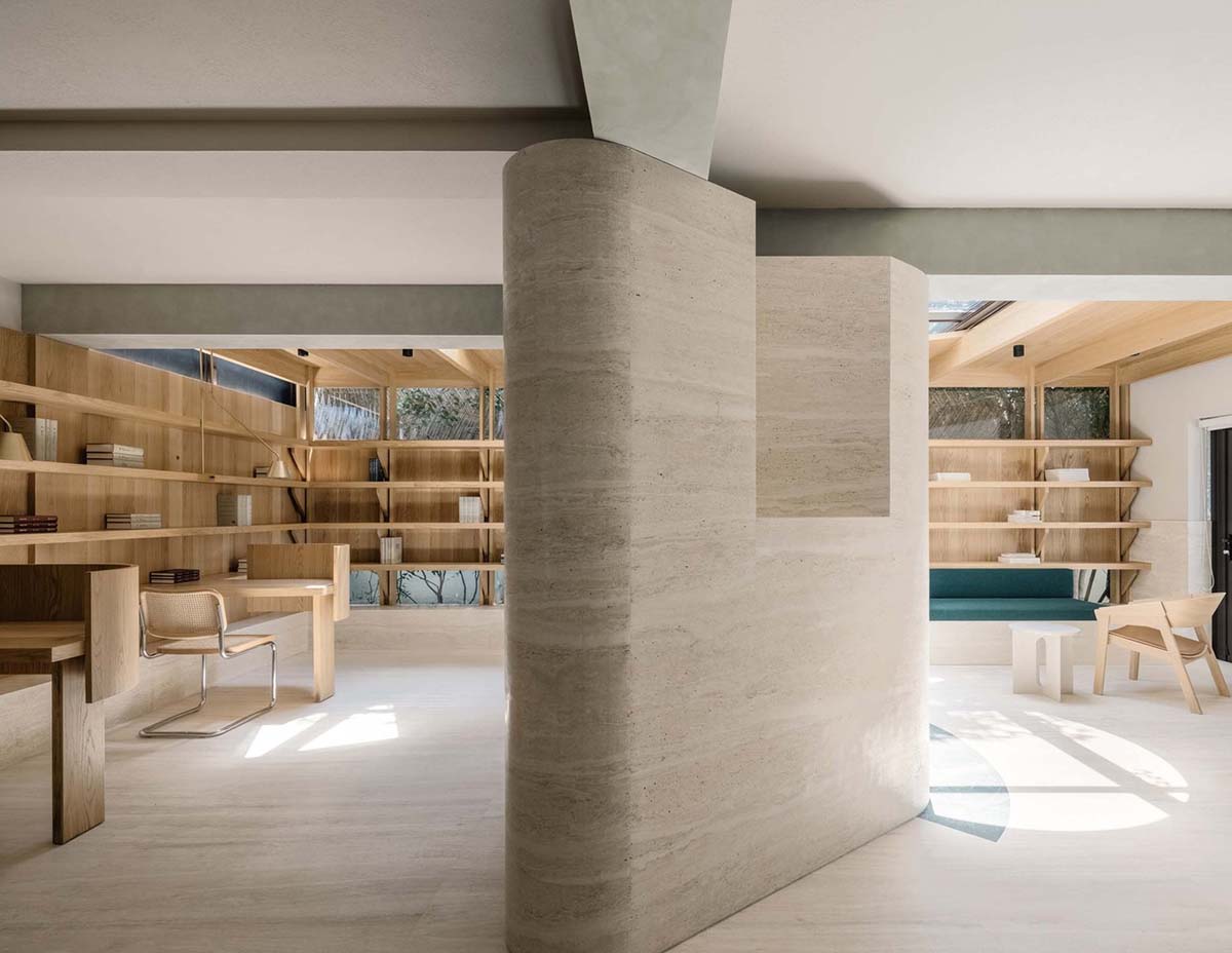 Atelier tao+c создает читальный зал с полукруглыми книжными полками и деревянными конструкциями в Шанхае 