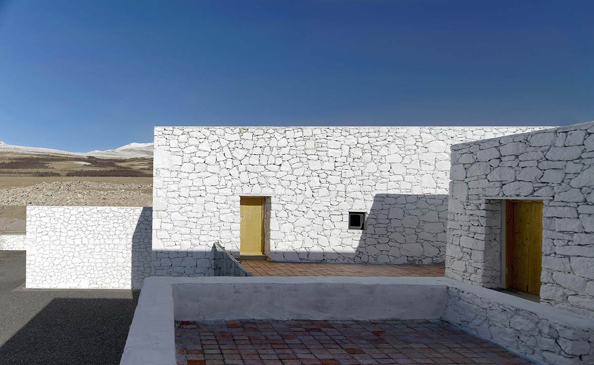 Jí Architects extends Tsenpo Museum with floating glass box overlooking snow mountains in China