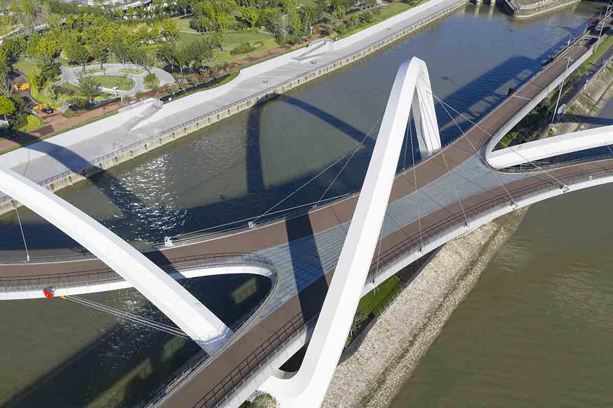 Zaha Hadid Architects reveals the silk-inspired bridge of Hangzhou with a sinuous form