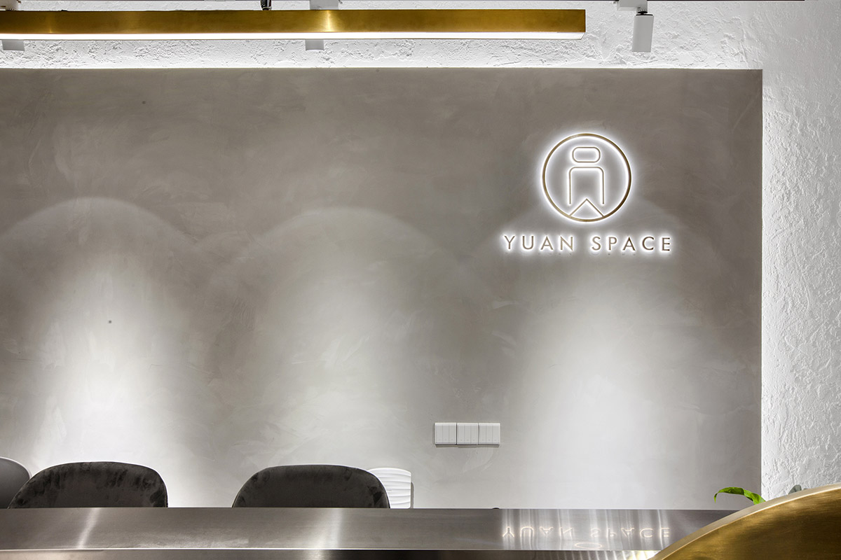 Towodesign uses metallic colors and golden pieces to create a retro atmosphere for this health store