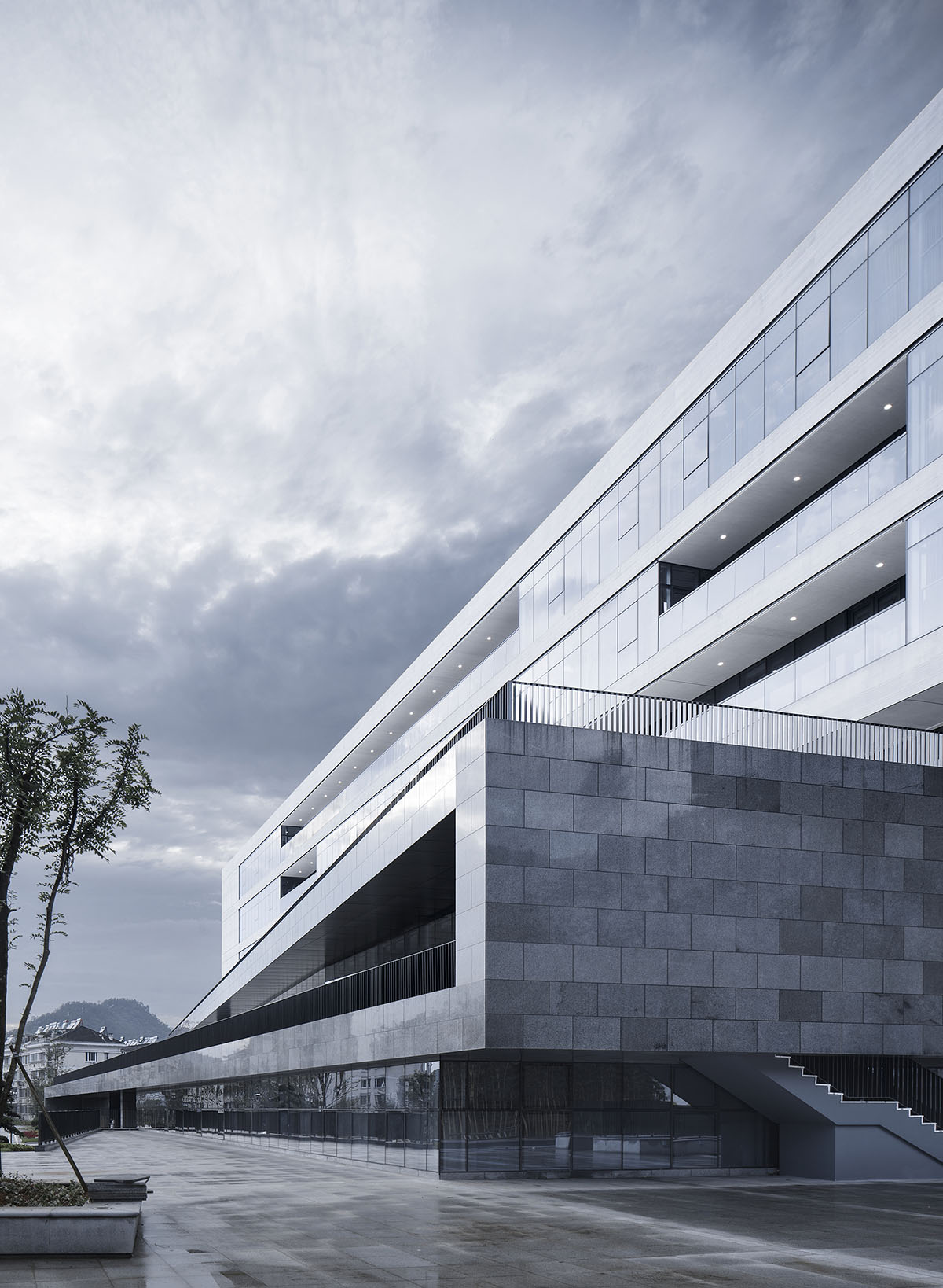 UAD completes office building with shifted platforms in Zhejiang