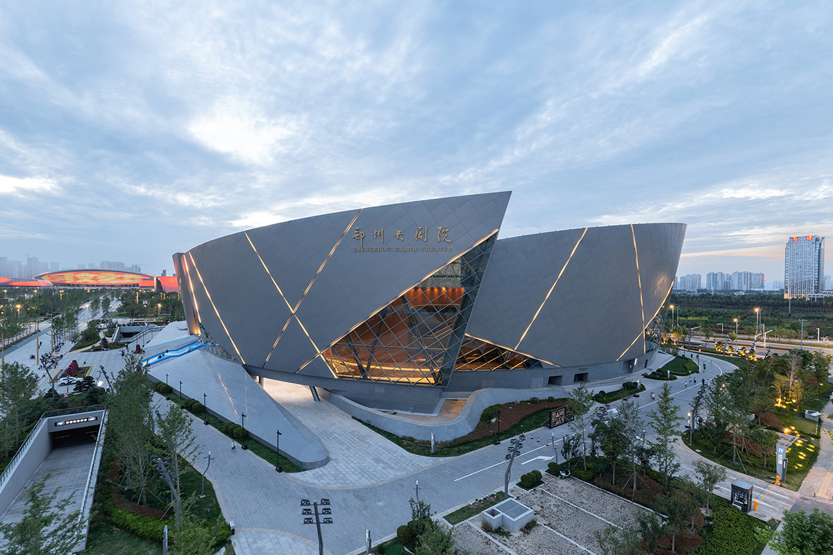 Институт архитектурного проектирования и исследований HIT завершает строительство Большого театра Чжэнчжоу в Китае. 