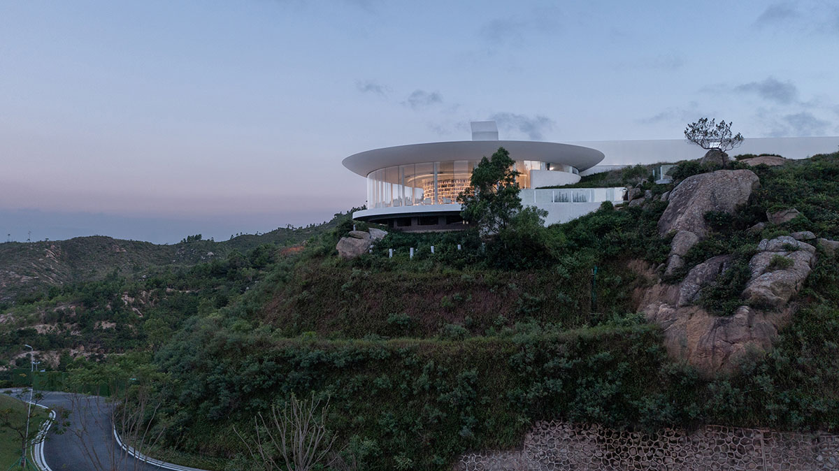 3andwich Design / He Wei Studio built circular library featuring a rooftop pool in China