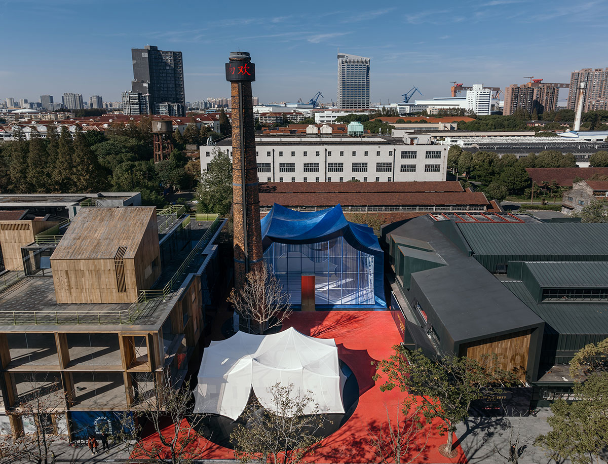 Wutopia Lab converts old roof-covered stockyard and duty room into wave-shaped community hub