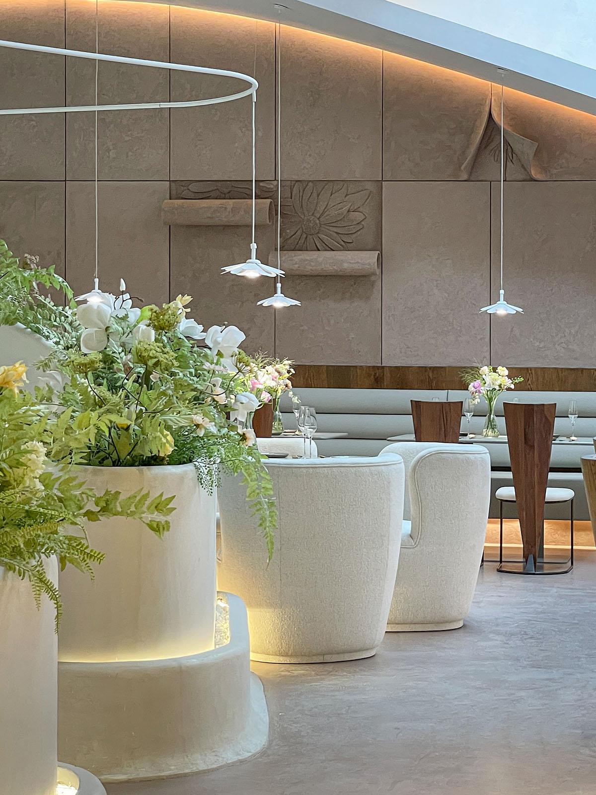 Liang Architecture Studio reflects natural forms and beauty of flowers in Tomacado restaurant