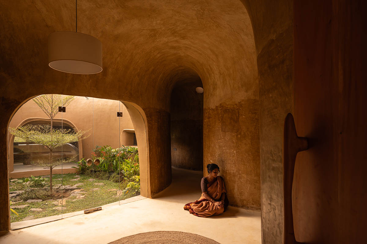 Cave-like farmhouse by Earthscape Studio provokes 