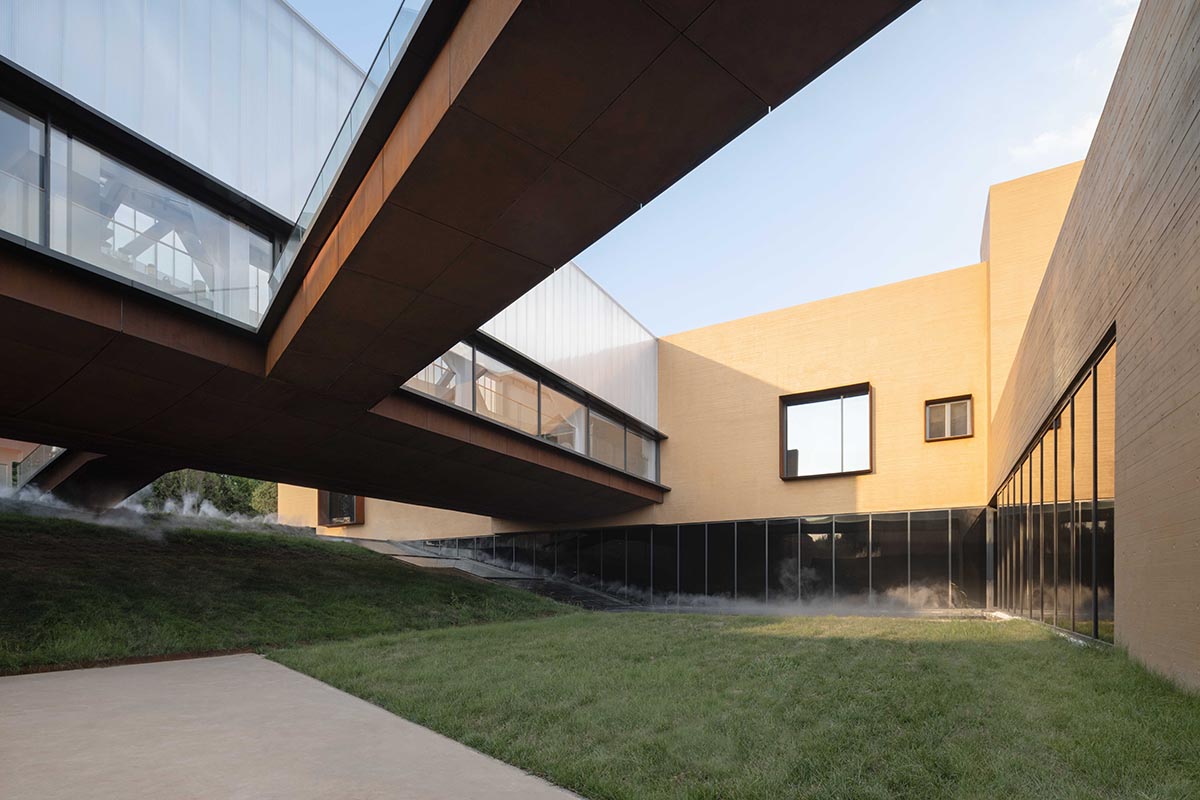 Linear placement of earth-toned walls choreographs a serene hotel by Studio A+ in China 