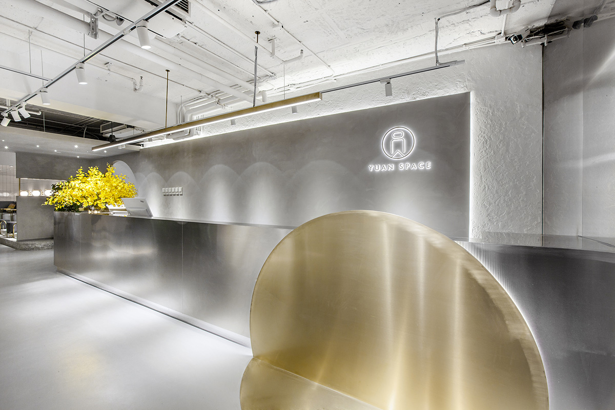 Towodesign uses metallic colors and golden pieces to create a retro atmosphere for this health store