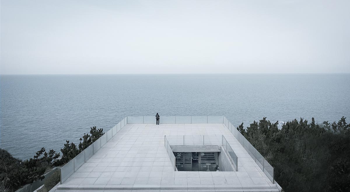 TAO built concrete cafe on a cliff as an extension of the land in China