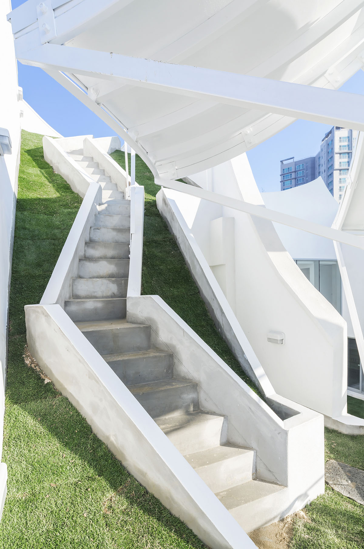 IROJE KHM Architects’ Flying House symbolizes a pilot’s daily characteristic of flight