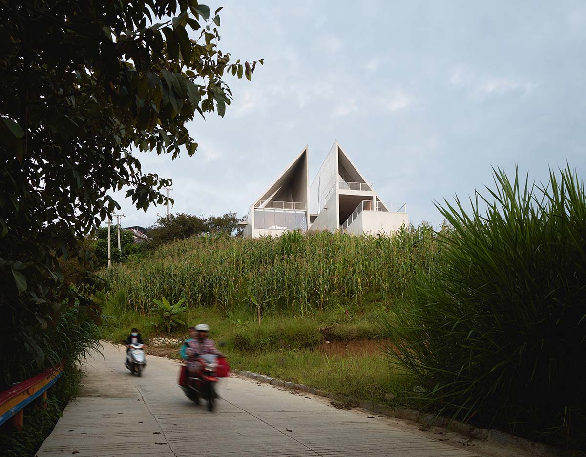 TAO completes concrete bookstore with protruding structure on a steep slope in China 